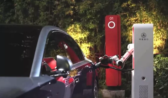 Hãng điện thoại Huawei cho ra mắt robot sạc xe điện không cần đến tài xế