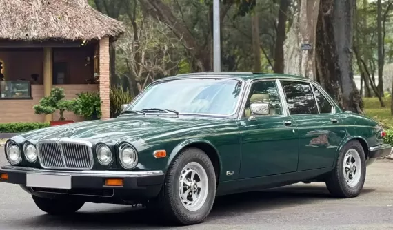 Chi tiết Jaguar XJ6 màu xanh lục đẹp mắt, chỉ có vài chiếc tại Việt Nam