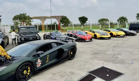 Dàn siêu xe của các đại gia Tp.HCM làm chuyến hành trình ngắn trước Tết Nguyên đán
