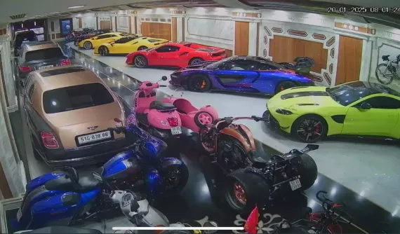 Hoàng Kim Khánh chia sẻ dàn siêu xe đã đầy đủ nhân tài để "ăn Tết", tiếc là Lamborghini Sian vẫn chưa có tin gì