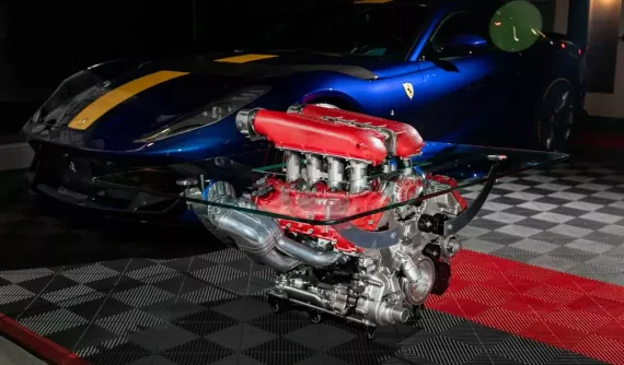 Bàn cà phê có động cơ V8 của Ferrari được chào bán tận 1,8 tỷ đồng