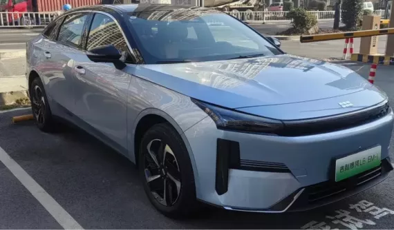 Cận cảnh Geely Galaxy L6 EM-i ở đại lý, sedan chỉ ăn xăng 2,9 lít/100km