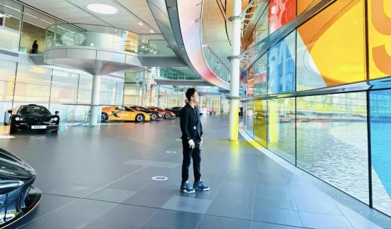 Minh "Nhựa" trở lại McLaren ở Anh quốc, hy vọng ngày Elva sớm ra đường sẽ không còn xa