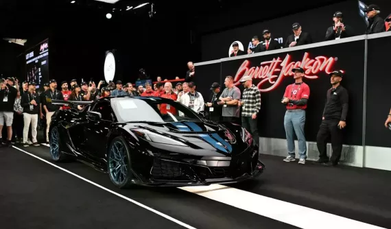 Rick Hendrick tiếp tục gây choáng khi chi 3,7 triệu USD cho Corvette ZR1 đầu tiên năm 2025