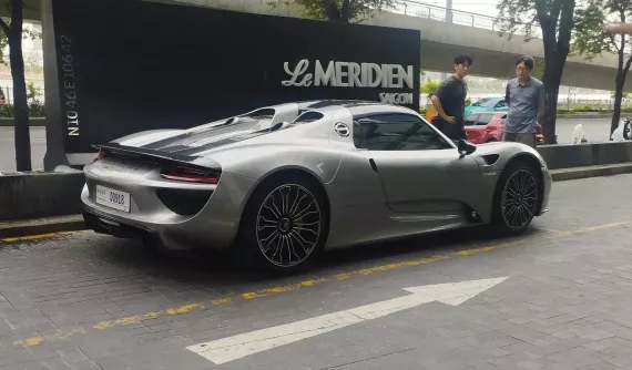 Siêu phẩm Porsche 918 Spyder xuất hiện vào ngày 29 Tết