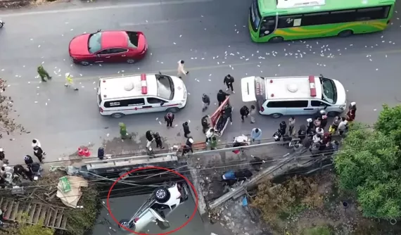 Video quay khoảnh khắc ô tô lao xuống sông khiến 8 người trong một gia đình tử vong tại Nam Định