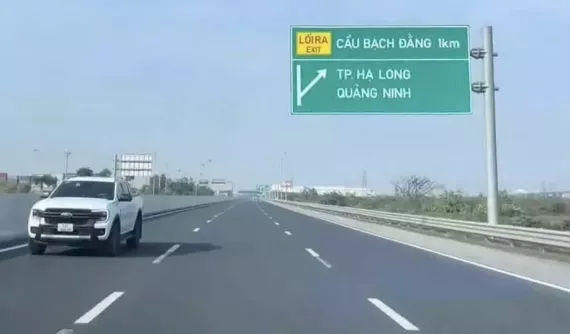 Đi ngược chiều trên cao tốc Hà Nội - Hải Phòng, nữ tài xế bị phạt 40 triệu và trừ gần hết điểm bằng lái