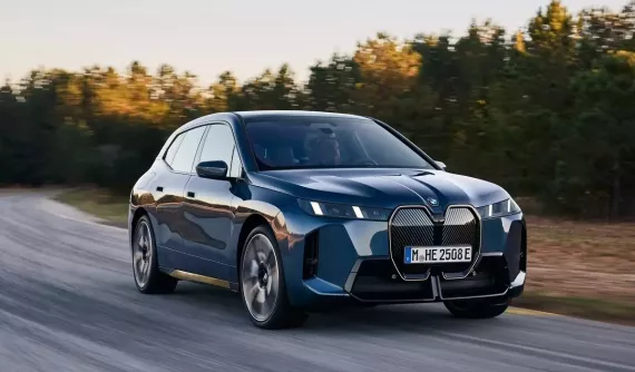 BMW iX 2025 ra mắt với thiết kế và trang bị cải tiến, thêm bản tiêu chuẩn giá rẻ hơn