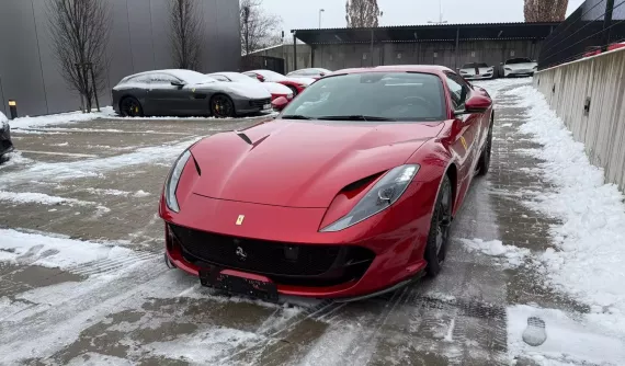 Siêu xe mui trần Ferrari 812 GTS tạm biệt xứ lạnh để chuẩn bị về Việt Nam?