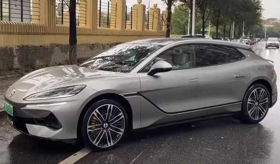 Xem ô tô điện hạng sang Denza Z9 GT của BYD đỗ song song "dễ như ăn kẹo"