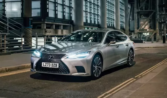 "Xe nhà giàu" Lexus LS bị ngừng bán vì không cạnh tranh được với người anh em LM