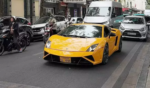 Lamborghini Gallardo LP560-4 mang phong cách xe đua Squadra Corse ở Hà Nội, biển số quá ý nghĩa