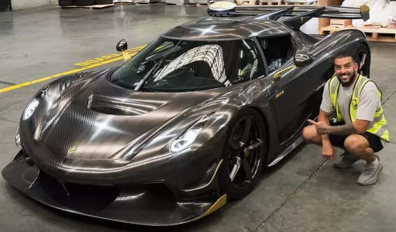 Triệu phú USD ăn mặc giản dị đi nhận bàn giao xe Koenigsegg Jesko chỉ hơn 3 triệu đô la