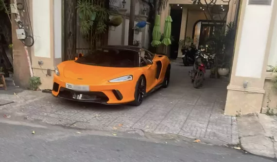 Siêu xe McLaren GT màu cam làm dâu tại Hà Nội