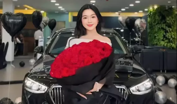 Con gái MC Quyền Linh tậu xe siêu sang Mercedes-Maybach S450 4Matic giá hơn 8 tỷ đồng