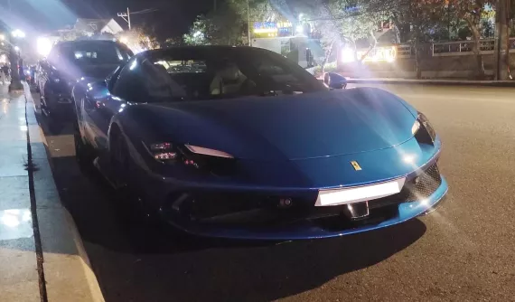 Đổi gió chủ nhân Ferrari 296 GTS cho xe ra Vũng Tàu dạo phố biển
