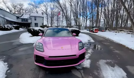 Nữ ca sĩ Thanh Thảo chi gần 80 triệu đồng để dán đề-can màu hồng cho xe Porsche Panamera 2024 được chồng tặng