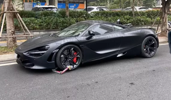 Siêu xe McLaren 720S với phong cách "Batman" gây chú ý tại Hà Nội
