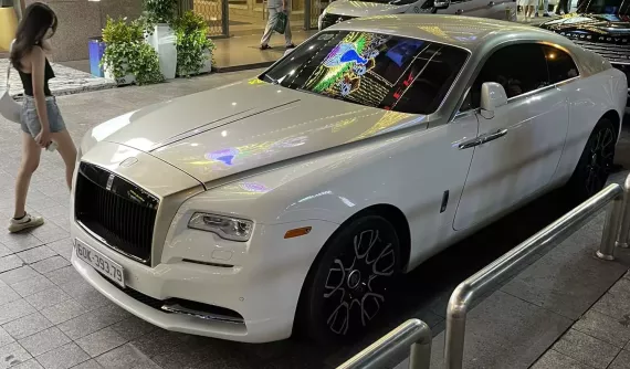Rolls-Royce Wraith đẹp mắt xuất hiện ở Tp.HCM, biển số gần 100 triệu đồng
