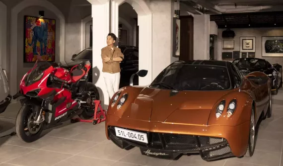Minh "Nhựa" lại tung ảnh về garage xe đắt đỏ của mình: McLaren Elva đỗ phía sau Pagani Huayra nhưng