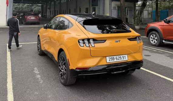 Ế khách sau 3 năm nhập về nước, Ford Mustang Mach-E GT bất ngờ được mang đi bấm biển số
