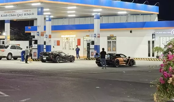 Hoàng Kim Khánh bất ngờ cho cặp siêu phẩm McLaren Senna và Koenigsegg Regera ra đường vào đêm khuya