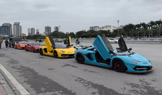 Dàn siêu xe tụ tập tại Hà Nội: 3 chiếc Lamborghini cùng 1 xe Ferrari mạnh gần 1.000 mã lực
