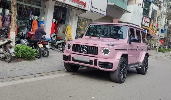 Mercedes-AMG G63 mang màu hồng lạ mắt ở Hà Nội