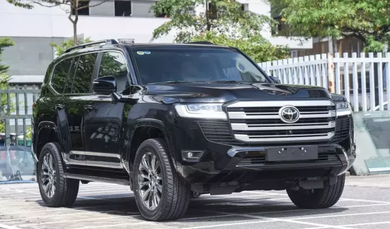Toyota Land Cruiser LC300 2025 được bổ sung trang bị tiện nghi và an toàn, giá tăng gần 300 triệu đồng
