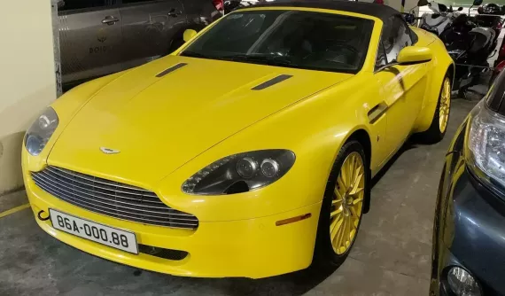 Hàng hiếm Aston Martin V8 Vantage Roadster màu vàng tái xuất