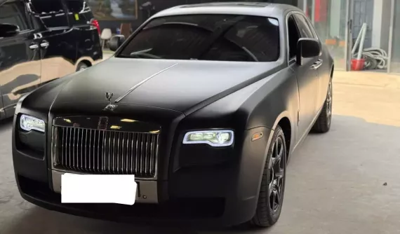 "Nữ hoàng nội y" Ngọc Trinh bán xe siêu sang Rolls-Royce Ghost đời cũ