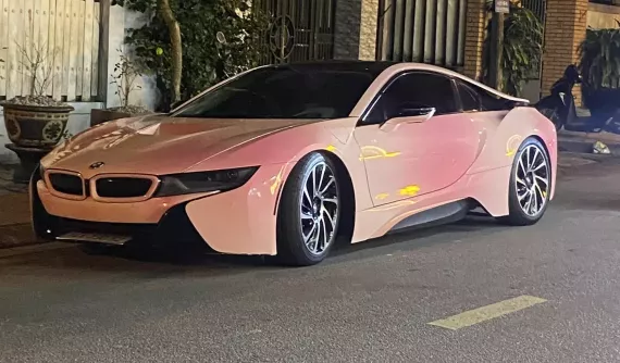 Xe thể thao hybrid BMW i8 màu lạ ở Huế