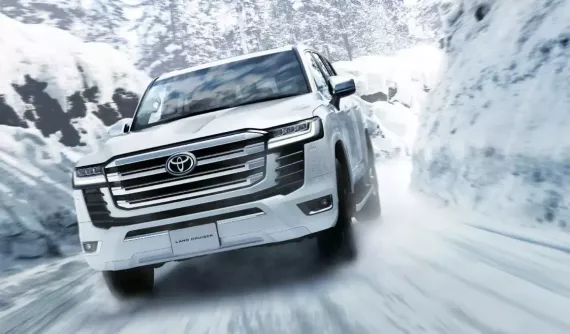 Toyota Land Cruiser LC300 2025 trình làng với trang bị nâng cấp, khách muốn mua cũng không được