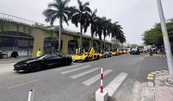 Dàn siêu xe của đại gia Việt tụ tập ở quận 7