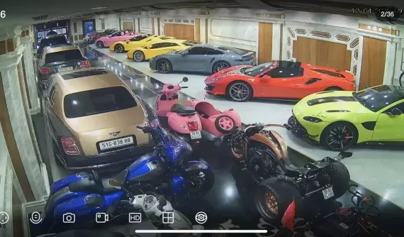 Hoàng Kim Khánh than phiền garage xe quá chật nên nhiều khả năng bán 1 số để chào đón các siêu phẩm về