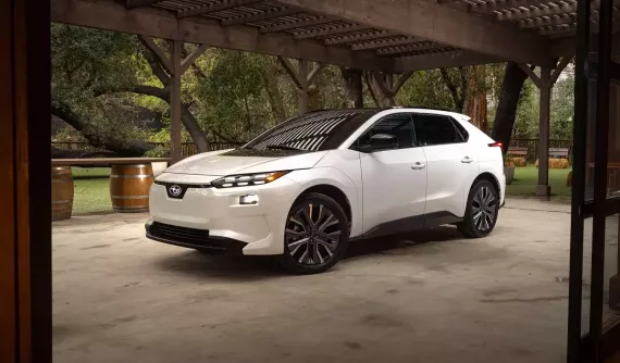 Subaru Solterra 2026 ra mắt thiết kế mượt mà hơn, chạy được dài hơn sau khi sạc