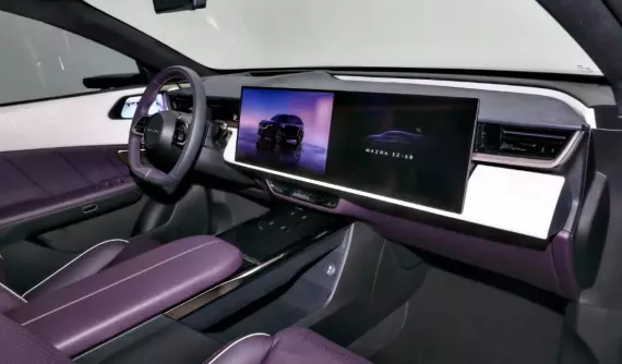 SUV hạng trung Mazda EZ-60 lộ nội thất với tổng cộng 6 màn hình trong xe