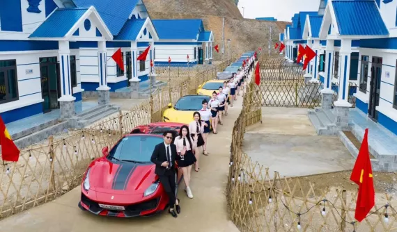 Dàn siêu xe của đại gia Hoàng Kim Khánh xuất hiện tại làng tình nghĩa ở Cao Bằng