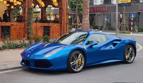 Siêu xe mui trần Ferrari 488 Spider bị bán lại