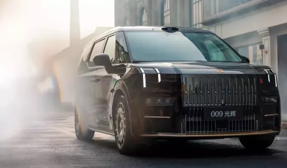 Thương hiệu Zeekr đã vào Việt Nam ra mắt xe MPV mạ vàng 24K, giá 123.200 USD