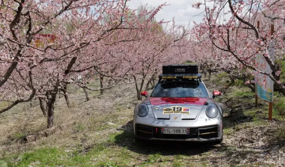 Ngắm Porsche 911 Dakar của doanh nhân Hải Phòng ở rừng đào tại thảo nguyên Ili của Trung Quốc