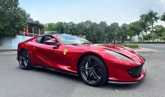 Sau nhiều tin đồn, siêu xe mui trần Ferrari 812 GTS thứ 2 đã chính thức xuất hiện tại Việt Nam