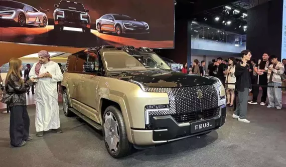 SUV hạng sang Yangwang U8L của BYD ra mắt, có logo mạ vàng 24K, mạnh 1.180 mã lực