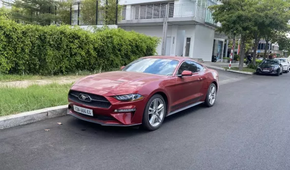 Thêm 1 xe Ford Mustang mang biển ngũ quý của Đà Nẵng, lần này là biển định danh từ xe Cadillac Escalade