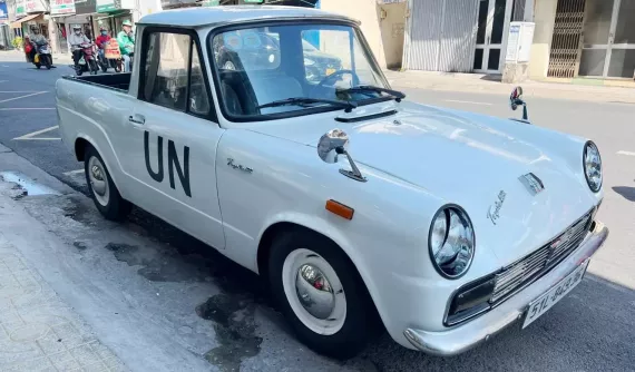 "Qua" Vũ cầm lái Toyota Publica phiên bản xe bán tải hàng độc tại Việt Nam