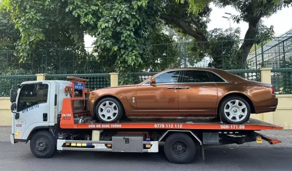 Xe siêu sang Rolls-Royce Ghost mang màu lạ xuất hiện, giá xe hiện hơn 6 tỷ đồng