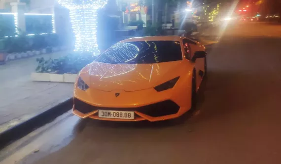 Tháo biển số 43A-567.89, doanh nhân Hà Nội chi gần 1 tỷ đồng đấu giá biển tứ quý 8 cho Lamborghini Huracan