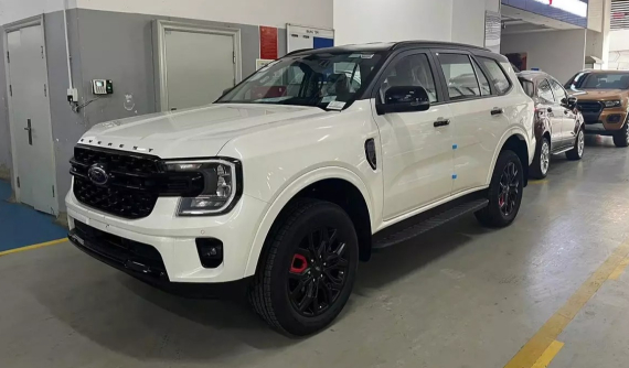 Cận cảnh phiên bản mới của mẫu SUV hạng D bán chạy nhất Việt Nam Ford Everest tại đại lý