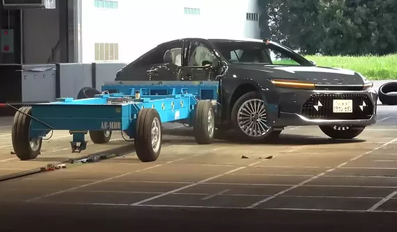 "Xe Bộ trưởng" của Toyota đạt danh hiệu ô tô an toàn nhất Nhật Bản