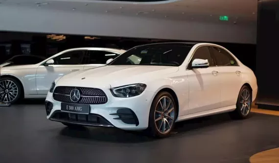 Dọn kho đón bản mới, đại lý giảm giá đến gần 700 triệu đồng cho Mercedes-Benz E-Class